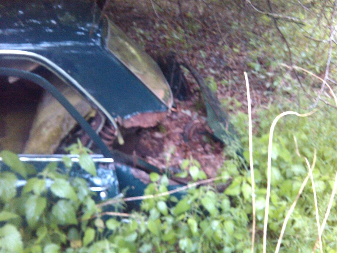 en gammel peugeot - bagenden er også rustet af. billede 5