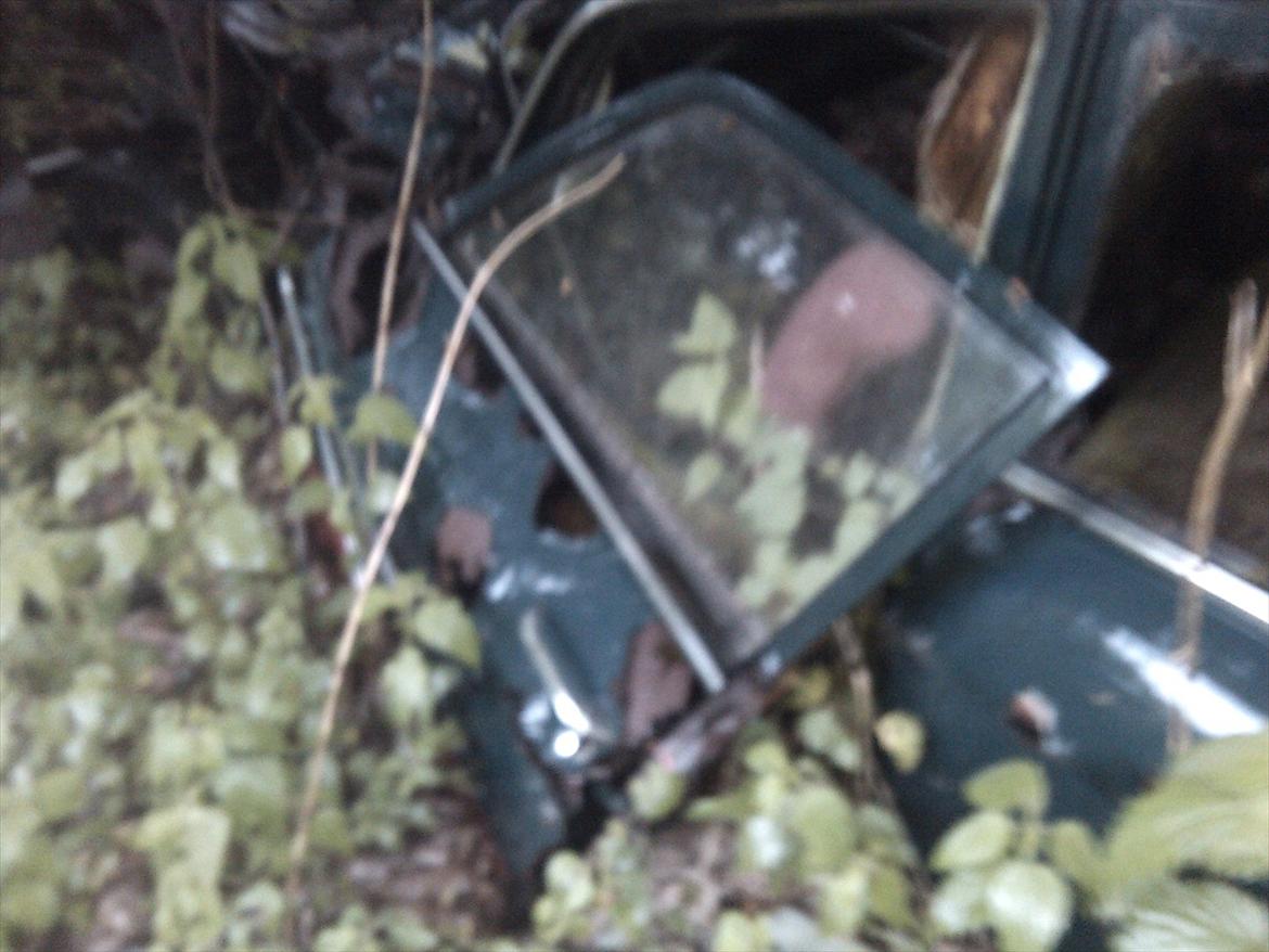 en gammel peugeot - tjaa døren sidder heller ikke for godt fast mere. billede 6