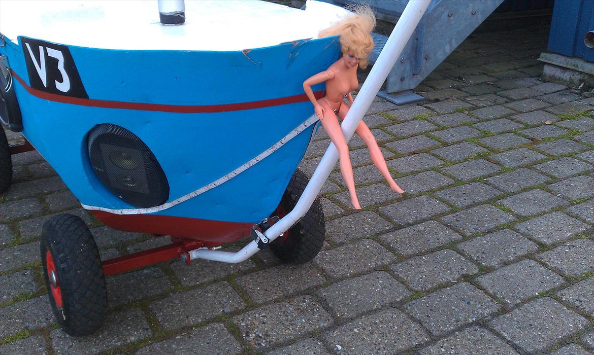 Festivals anlæg - Kutte - Det hvide bånd er LED lys der lyser blåt i takt med musikken.
Af forhøjtalere er det JBL t595 :) billede 9