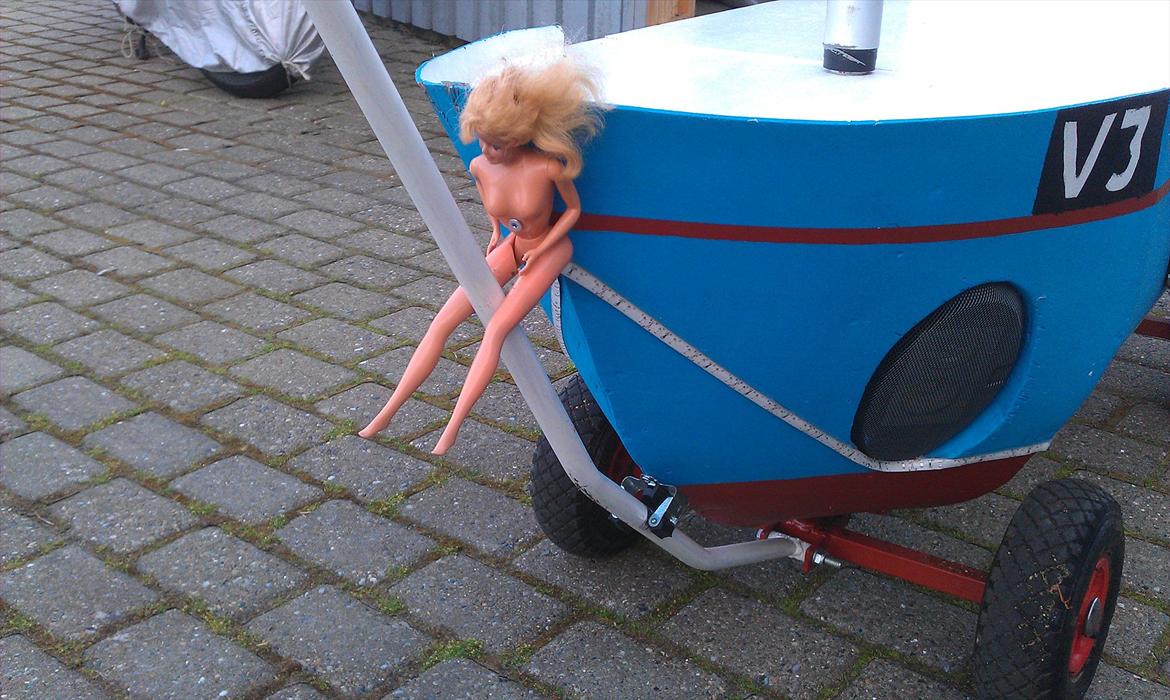 Festivals anlæg - Kutte - Komisk nok skal hun helst have benene på stangen, ellers falder stangen ned ;) billede 10