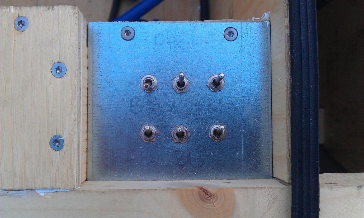 Festivals anlæg - Kutte - Panelet til at tænde og slukke for bassen, front højtalere, neon under bunden, blæsere til forstærkere og HU, LED bånd og LED lys i førehuset :) billede 17