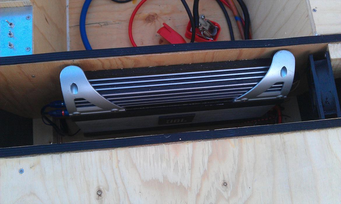 Festivals anlæg - Kutte - JBL forstærker som trækker bassen op til dans ;-) billede 18