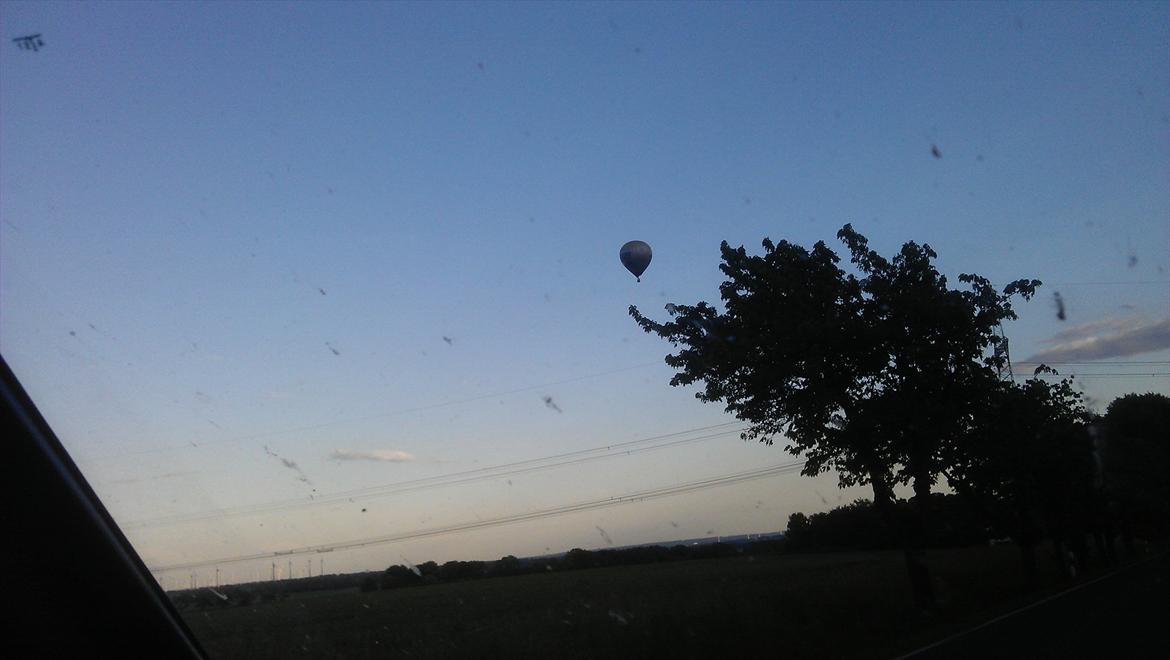 Opeltreffen Oschersleben 2012 - Troede denne ballon var en del af det, men hyggelig var den da at køre forbi :D billede 24