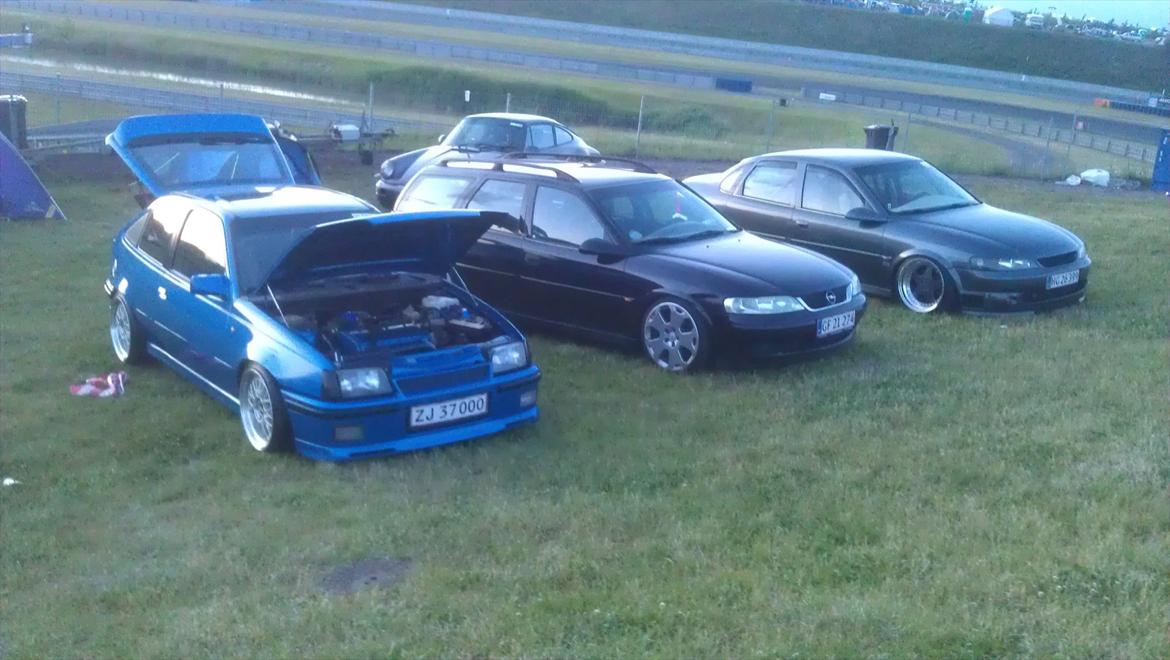 Opeltreffen Oschersleben 2012 - Bemærk hvor tæt på banen de ligger, ca. midt i det hele :D Det gælder bare om at komme i god tid, der er fri kørsel næsten alle steder :)  12€ for et par omgange på banen i egen bil :) billede 29