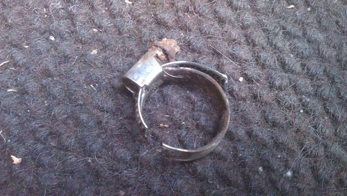 Opeltreffen Oschersleben 2012 - Ja, så skulle man lige lave brænder, så trykker den lige en kølerslange af og flækker spændebåndet, man skal ikke spøge med en 1.3 Ascona C da ! (godt man kunne købe spændebånd dernede) billede 61