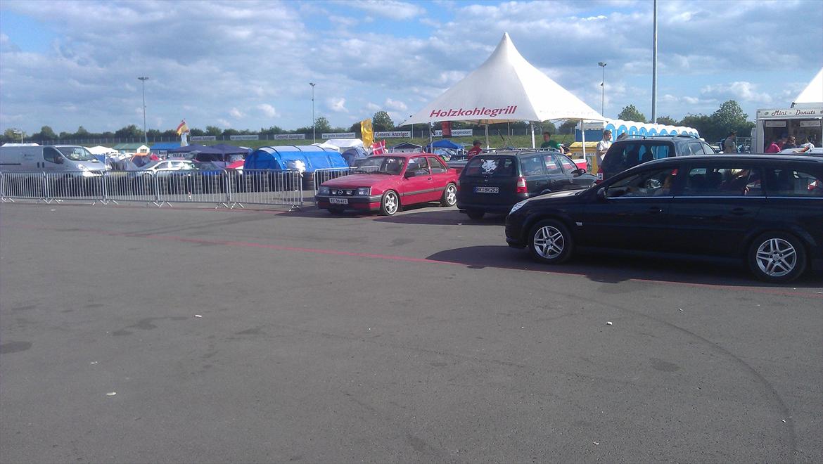 Opeltreffen Oschersleben 2012 - Så holder man lige 30 cm. fra en madbod, utroligt man må :) MEN NICE ! ! Sparer lægmusklerne en del i forhold til DHB :) billede 84