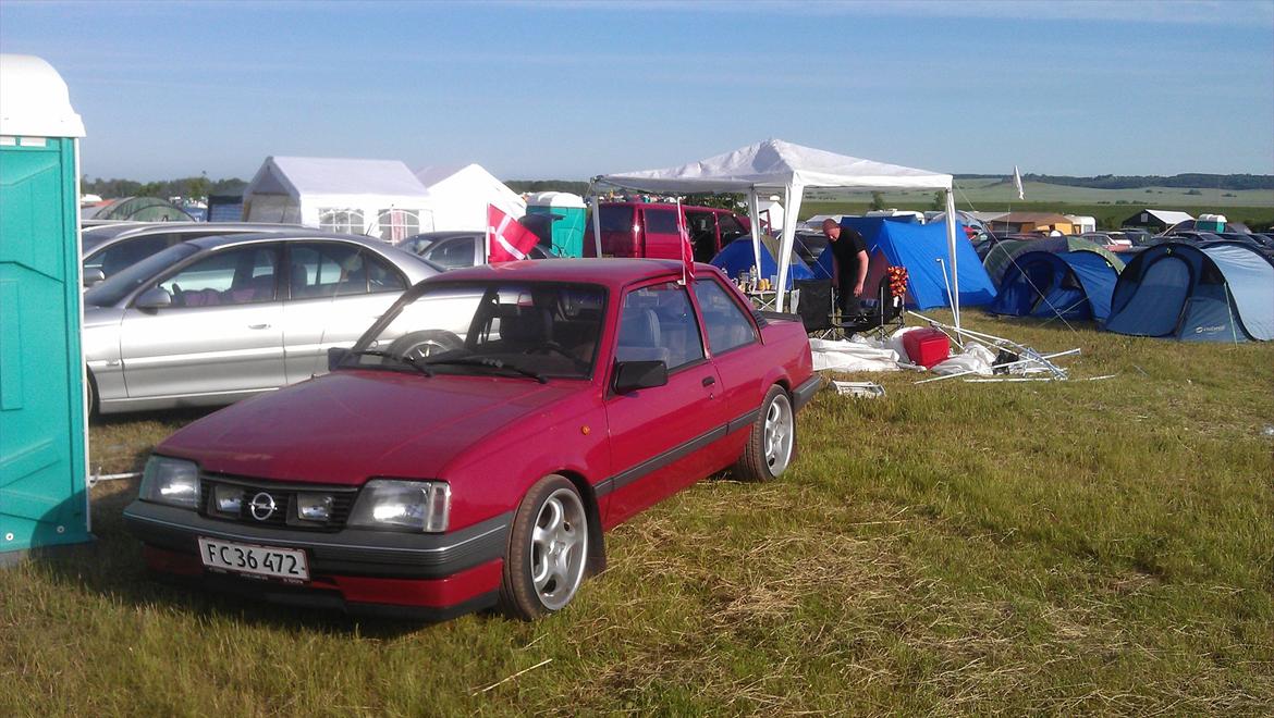 Opeltreffen Oschersleben 2012 - Søndag morgen, og en meget meget støvet Ascona :( billede 118