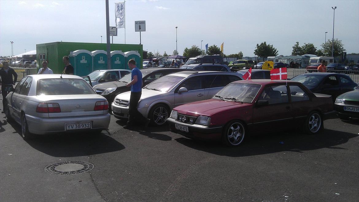 Opeltreffen Oschersleben 2012 - 30% af alle folk er stukket hjemad, og vi kørte ned på pladsen for at få morgenmad, vi fik lige de sidste brød og noget spegepølse vi burde ha undværet hehe, men da var ikke mere Rurheier.. eller hvordan det staves hehe billede 119