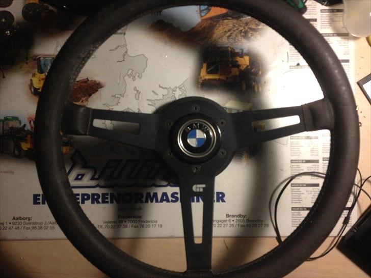 Identificere et MOMO rat? - forfra - BMW logoet ser faktisk relativt godt ud - ikke noget der
 bare er klappet på for 2 uger siden.. billede 1