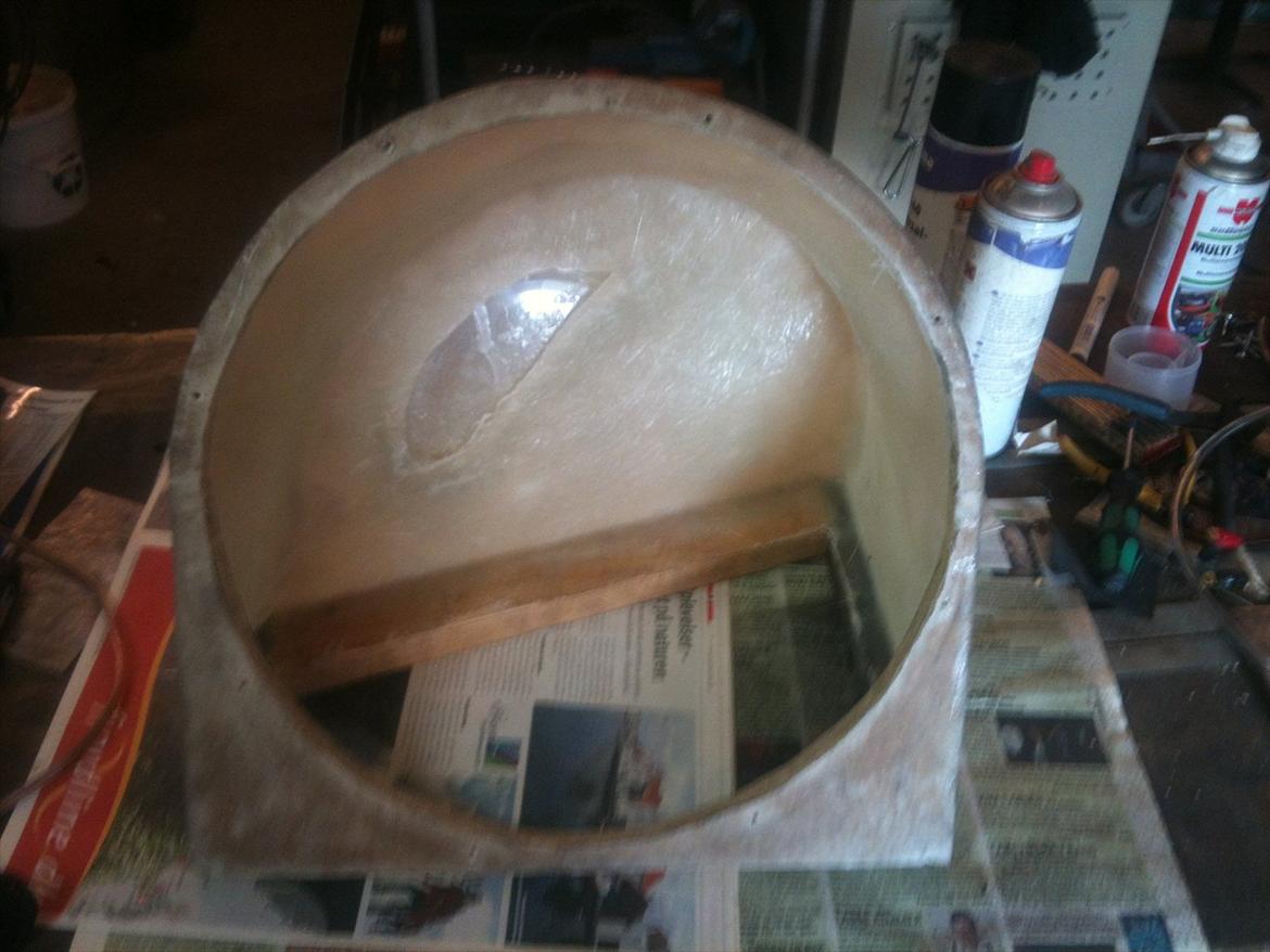 glasfiber baskasse - ja bassen kunne selvfølgelig ikke være der så jeg fandt en slik bøtte med et udsnit der passede. billede 7