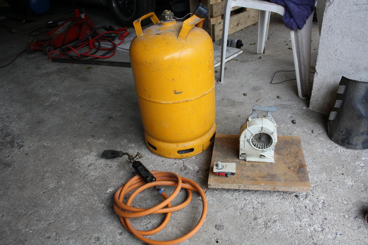 smelteovn til aluminium - 11Kg flaske. gammel ukrutbrænder. blæser fra en mikro. et potentiometer. basic dele min smelteovn. billede 1