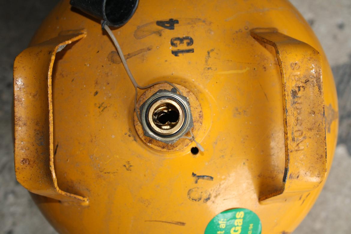 smelteovn til aluminium - Har boret et par huller, så har jeg fyldt den med vand et par gange. billede 2