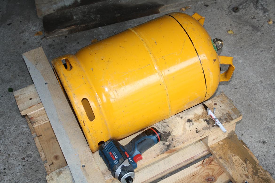 smelteovn til aluminium - Har lavet en lige streg hele vejen rundt med en tus, så er der lidt at skære efter. billede 3