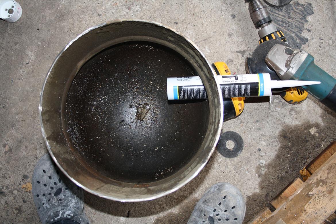 smelteovn til aluminium - Jeg har placeret hullet sådan, for at flammen beder kan nå hele vejen rundt smeltedigel.
Der bliver støbt specielt støbemasse inde i der kan klare 1200gr. billede 8