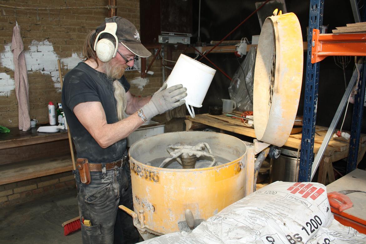 smelteovn til aluminium - Her er jens ved at blande den ildfaste masse fra hasle, han kommer også jernarmering i, for at gøre det mere holdbart. billede 14