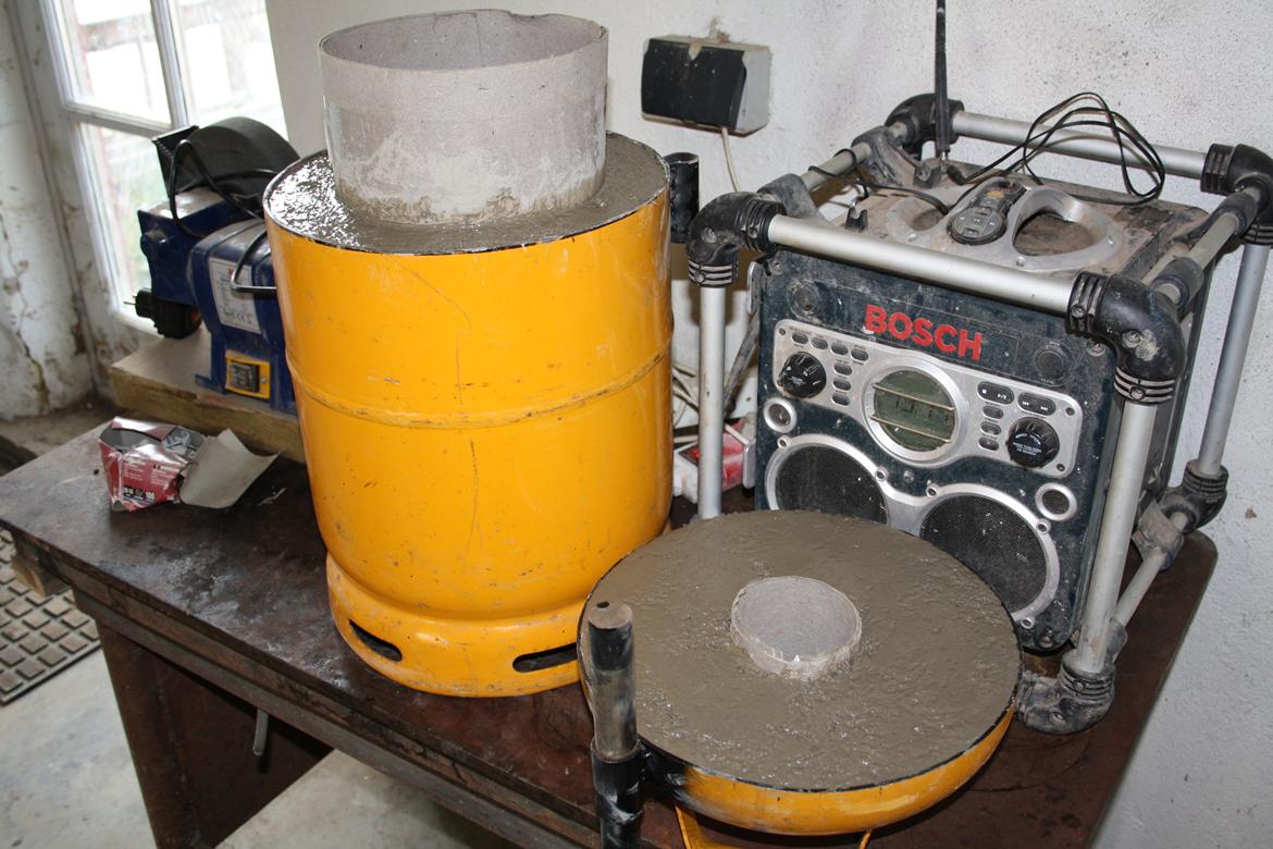 smelteovn til aluminium - Så er støbemassen kommet i. jeg har brugt gulvpap til at lave de runde rør med. billede 15