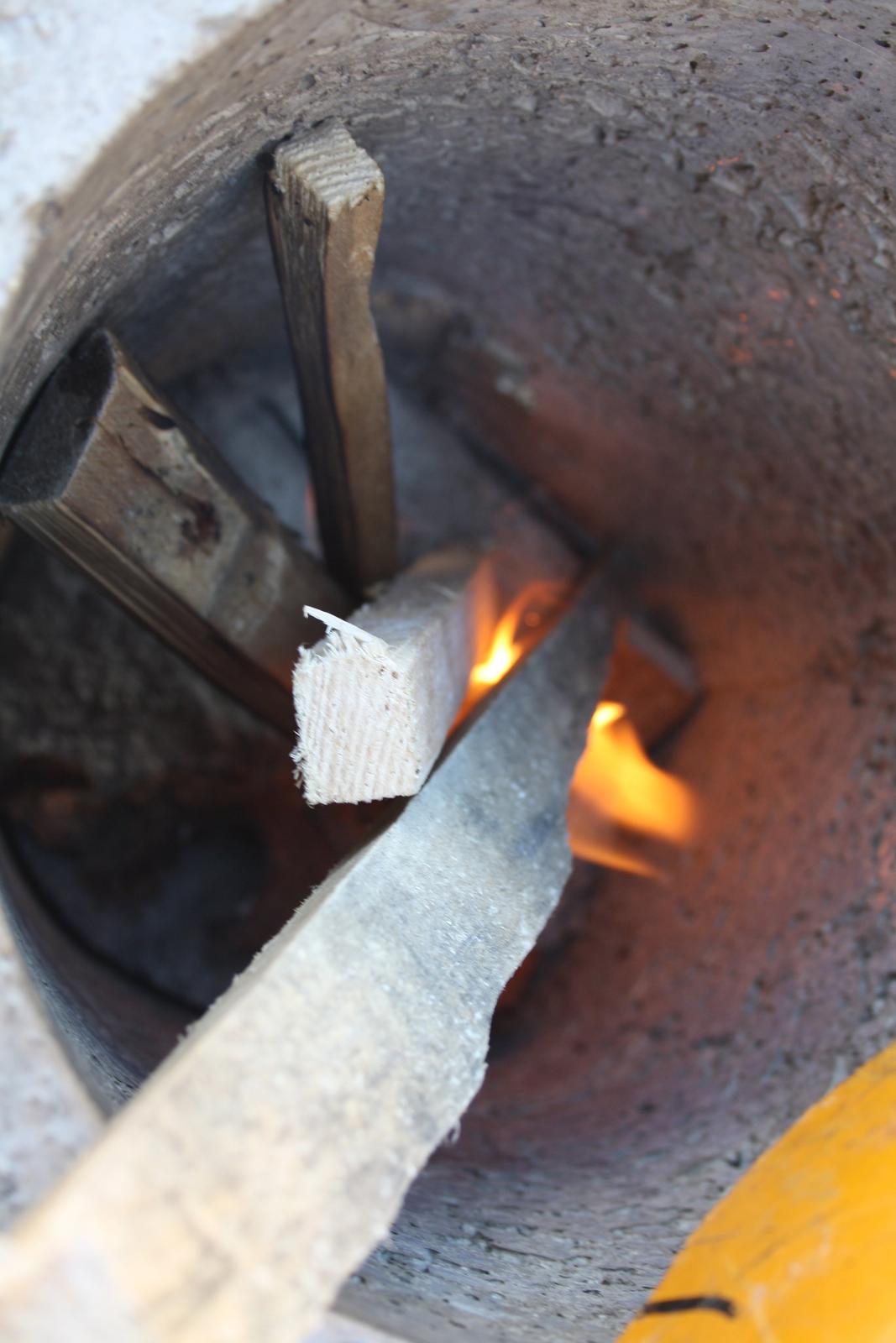 smelteovn til aluminium - her er jeg ved at tænde op med brænde. billede 18