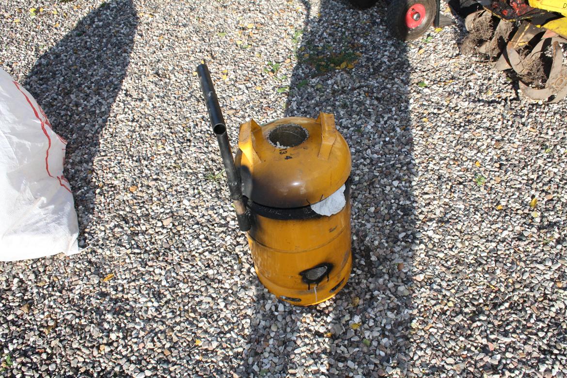 smelteovn til aluminium - jeg fyrre lidt træ på at gangen så der ikke kommer for meget varme på.
Grunden til at jeg brænder ovnen, er efter støbning er der stadig lidt fugt i, selvom den er hærdet og det fugt vil jeg gerne have langsomt ud så den ikke slår revner. billede 19