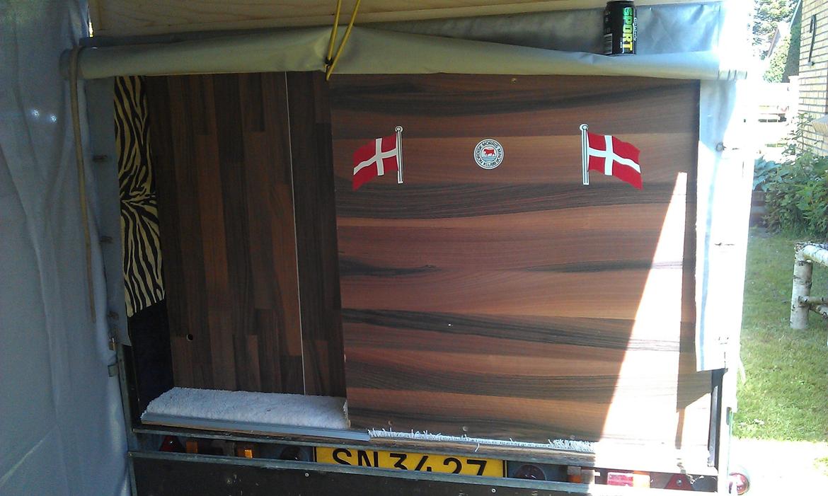 Min trailer. En Kvik trailer fra 1990. - Min indgang.
Skydedør og gaderobe til jakker billede 8