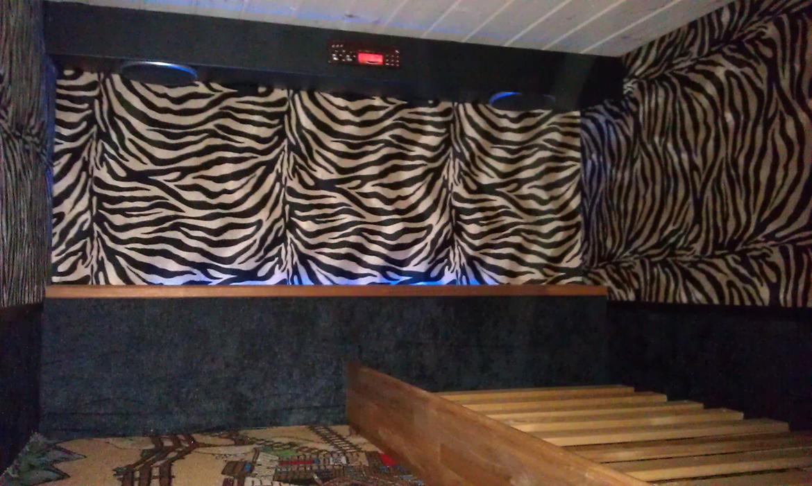 Min trailer. En Kvik trailer fra 1990. - Inde, med radio, højttallere, seng, gulvtæppe.
Plyssede sider og rustikloft billede 11