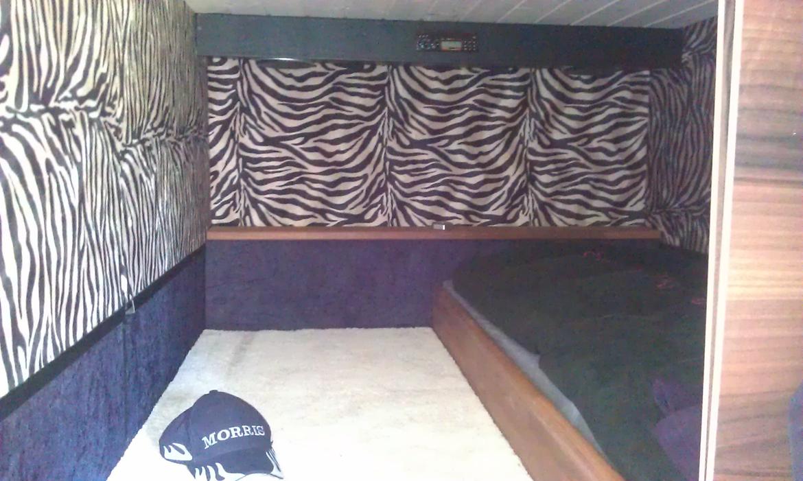 Min trailer. En Kvik trailer fra 1990. - Inde, med radio, højttallere, seng, gulvtæppe.
Plyssede sider og rustikloft billede 10