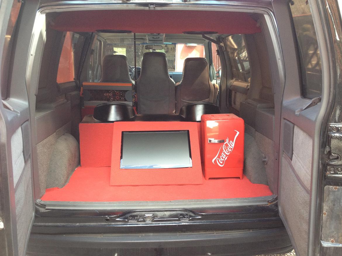 Chevrolet Astro van 5,7 v8 Projekt - Endu et billede af 22'' skærm og af køleskabet , der er lige plads til et par kolde sodavand :) Og ja det hele virker ;) billede 79