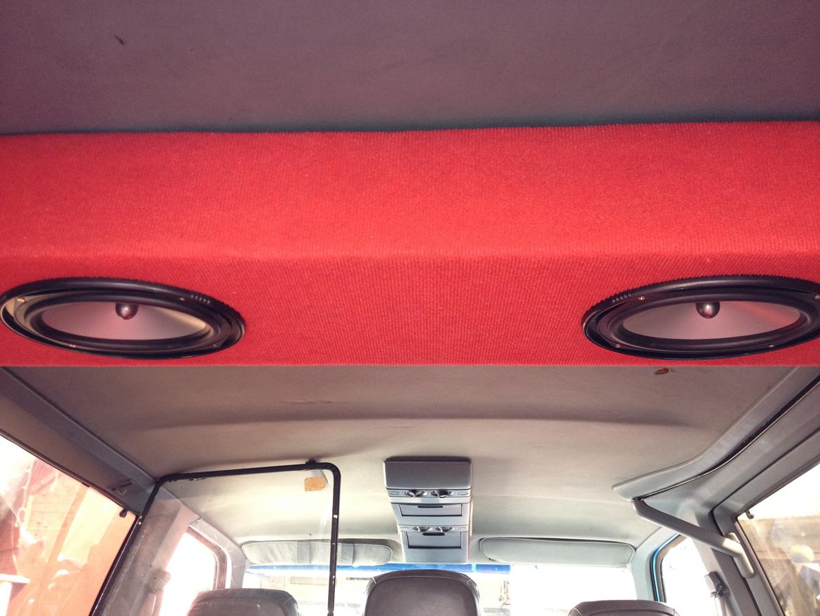 Chevrolet Astro van 5,7 v8 Projekt - Der er lavet en kasse med 2 6*9 i og 2 diskanter. Diskanterne pejer mod sæderne så man kan ik se dem på dette billede. Kassen hænger i loftet lige over subben ca. billede 80