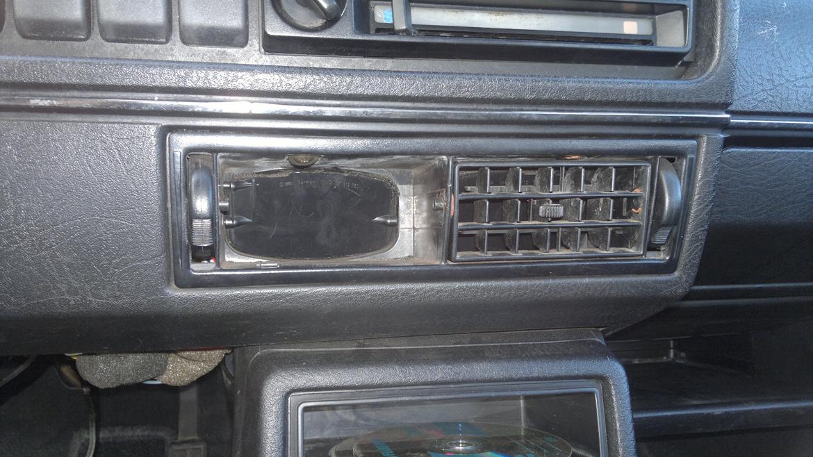 Vw golf 2 1,8 - Ved ikke hvad der er sket med den ene rist. billede 4