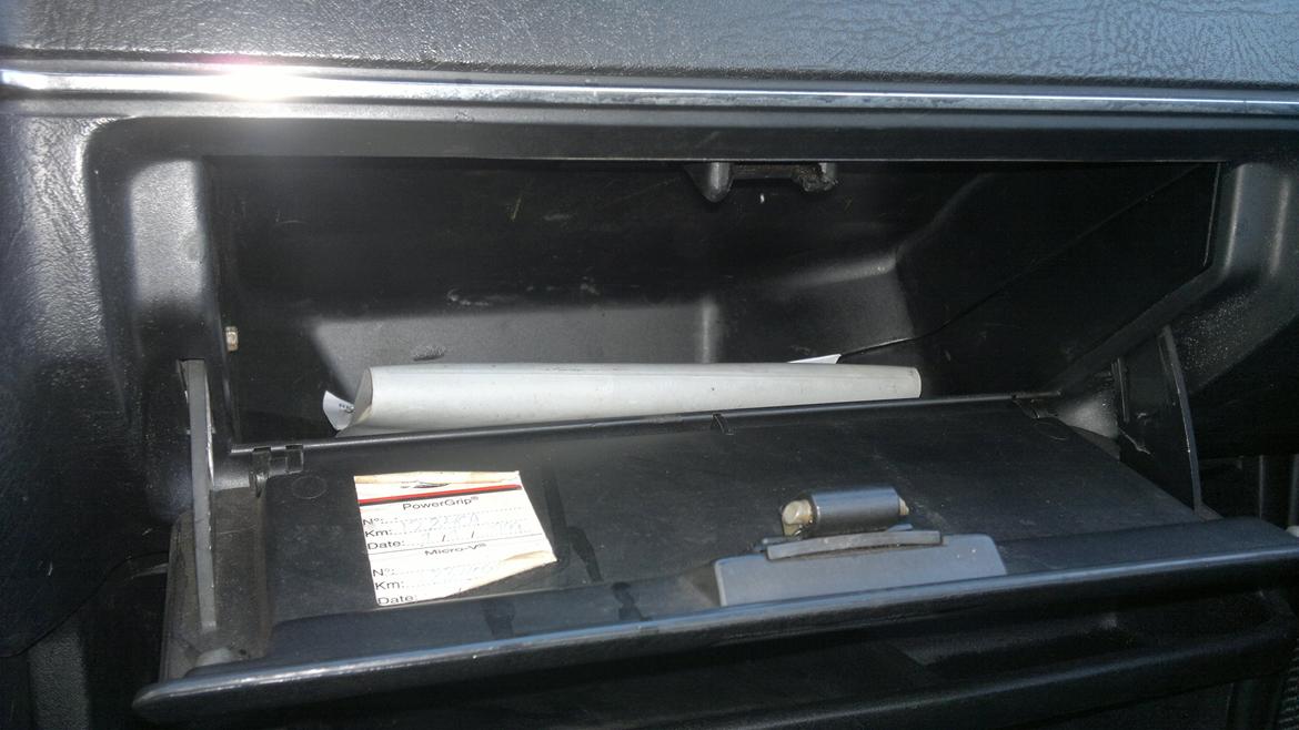 Vw golf 2 1,8 - Hanskerummet. billede 6