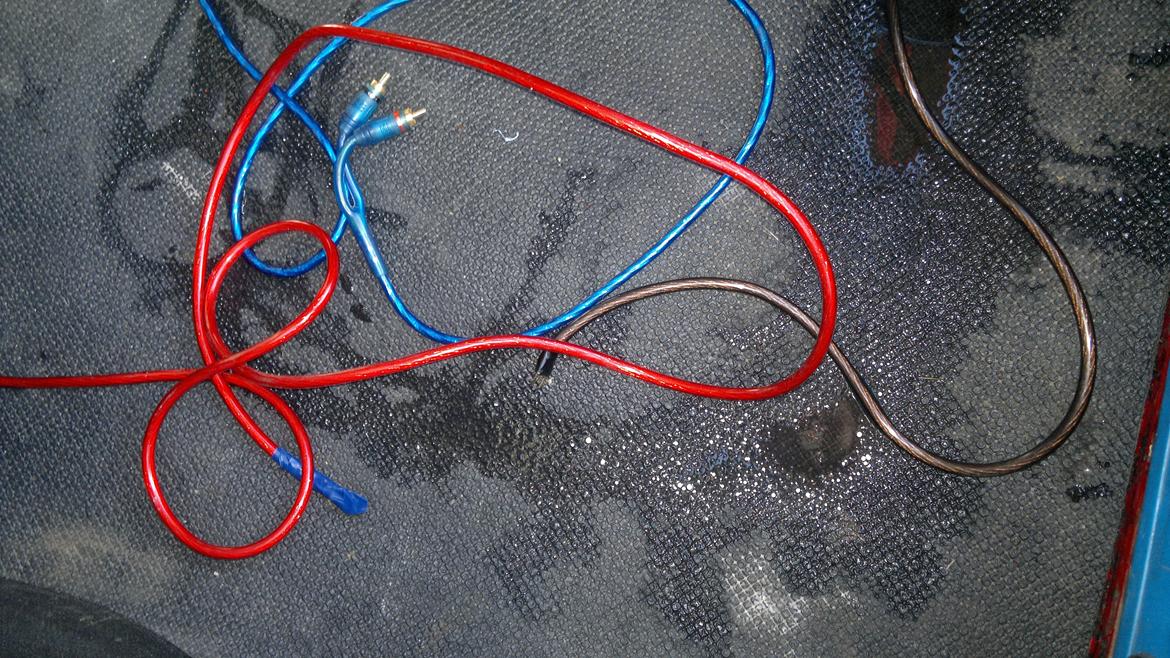 Vw golf 2 1,8 - Kablerne er trukket til forstærker/kondensator. billede 34