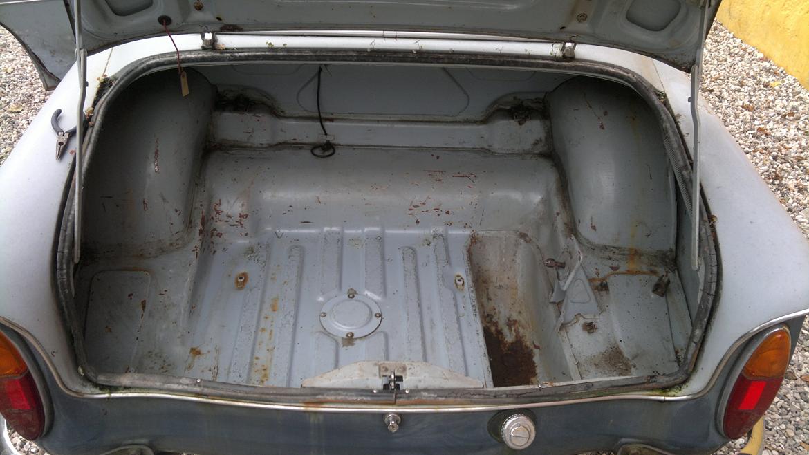 1961 Hillman Minx projekt - 21/10/2012: Bagagerummet er tømt - nu skal der ryddes op! billede 31