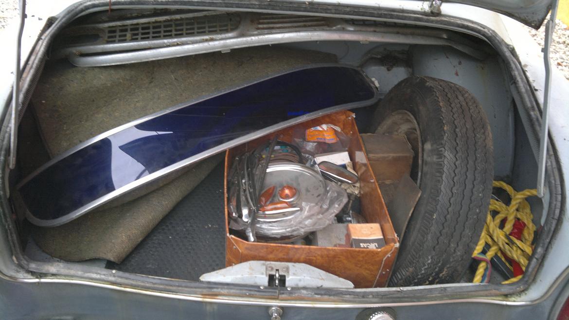 1961 Hillman Minx projekt - De tre kasser er reduceret til én kasse hvor delene er sorteret og lagt pænt. billede 33