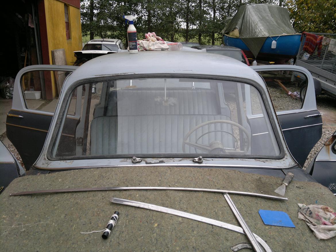 1961 Hillman Minx projekt - 21/10/2012: Rudelisten er endelig sat i! Ikke mere tape til at "tætne"! billede 43