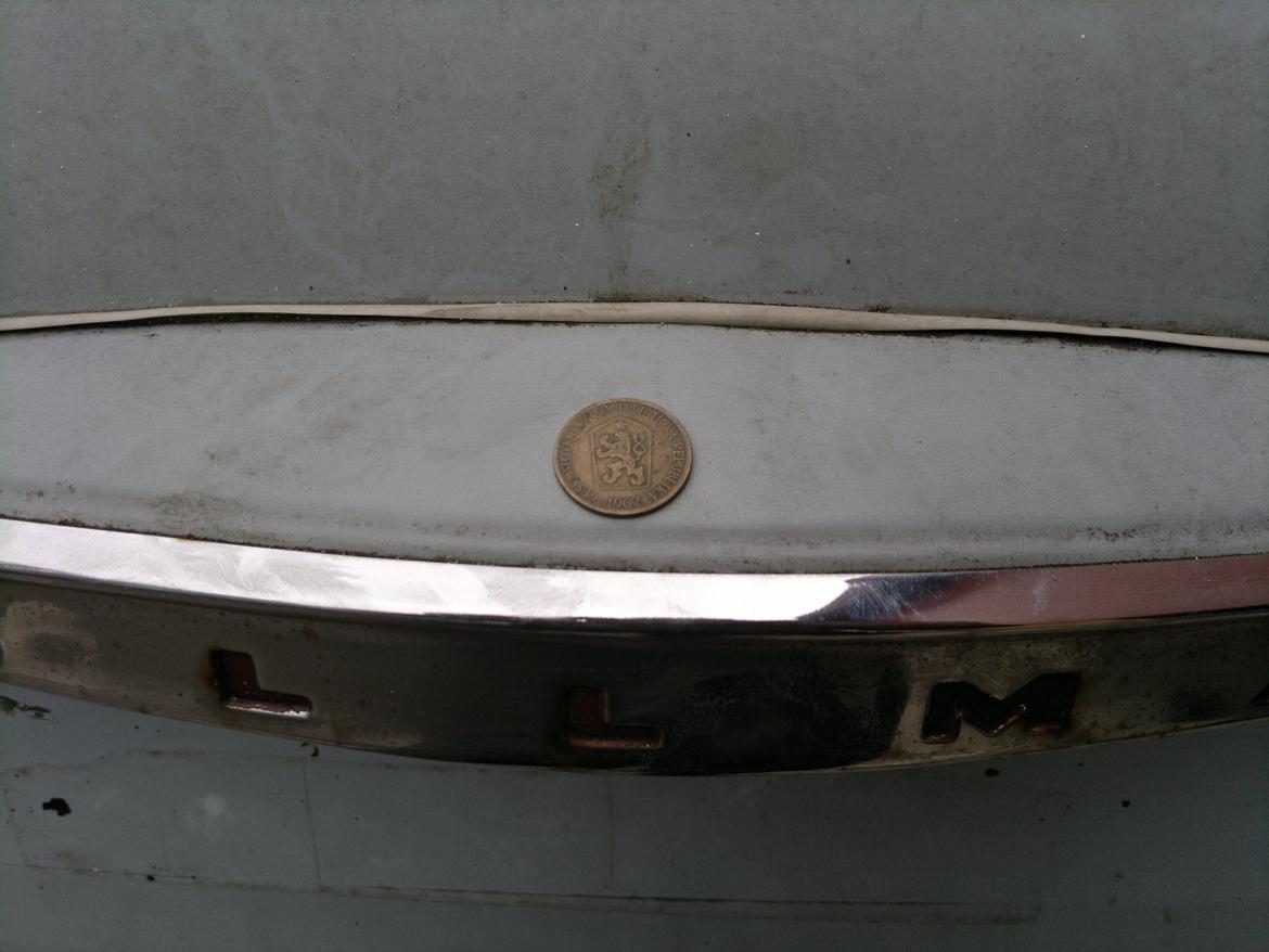 1961 Hillman Minx projekt - Denne mønt er en del af bilens historie: Mønten fandt jeg mens jeg hev sæderne ud og er slået året efter bilen. Den er endnu et bevis på bilens levetid i Prag billede 46