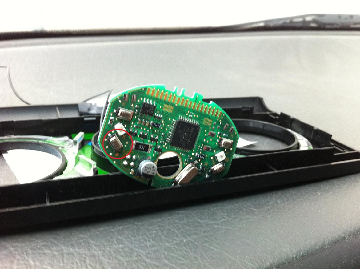 GSM styring af webasto fyr - Her er printet pillet ud af huset på uret. 
Den røde cirkel viser "flamme" knappen det er denne knap vi skal have loddet en ledning på. billede 4