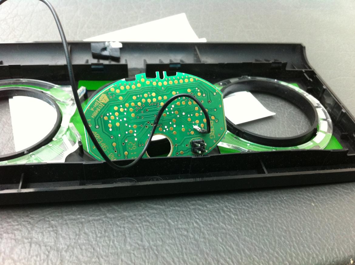 GSM styring af webasto fyr - Her er ledningen loddet på, den ene side af flamme knappen. Jeg har målt mig frem til hvad side af kontakten der står en stel på. 
Det er den modsatte side ledningen skal loddes på, derved lægges der en stel ind på denne side når man ringer til gsm modulet.  billede 5