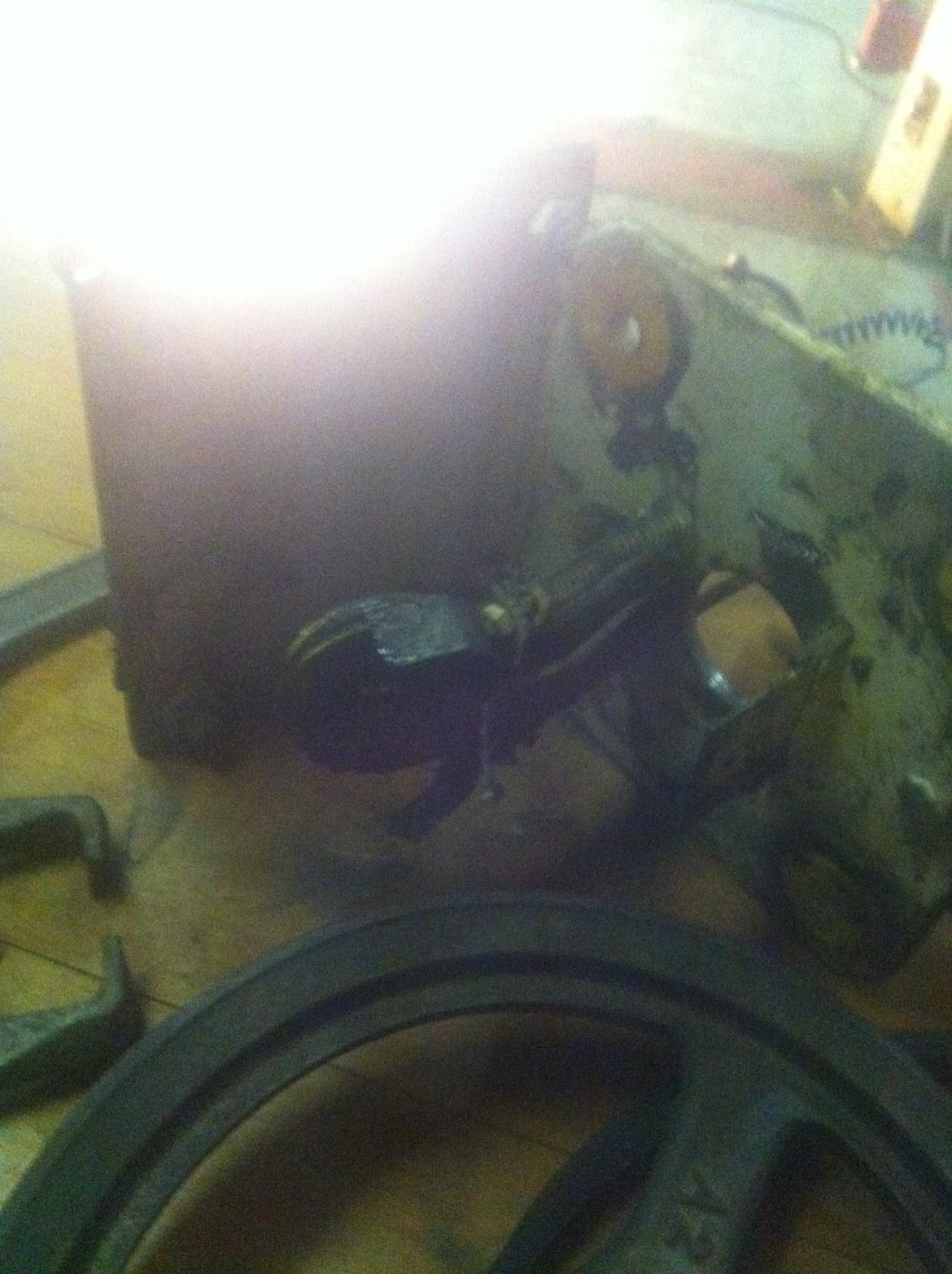 Stenhøj 2-søjlet lift - Hjul monteret i toppen, af tårnet, hvor motoren sidder  billede 3