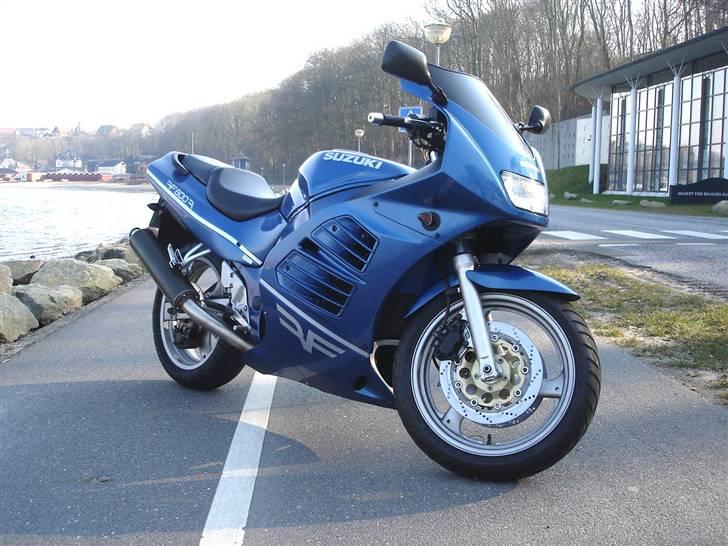 Flotte billeder af mine biler/mc'er! - Min (nuværende) Suzuki RF600R ved stransvejen i Lemvig. billede 11