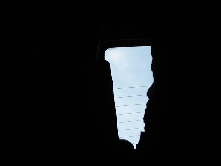 Corolla Coupe AE86 - V.B. inderskærm, bagruden med trådene og himlen :) billede 23