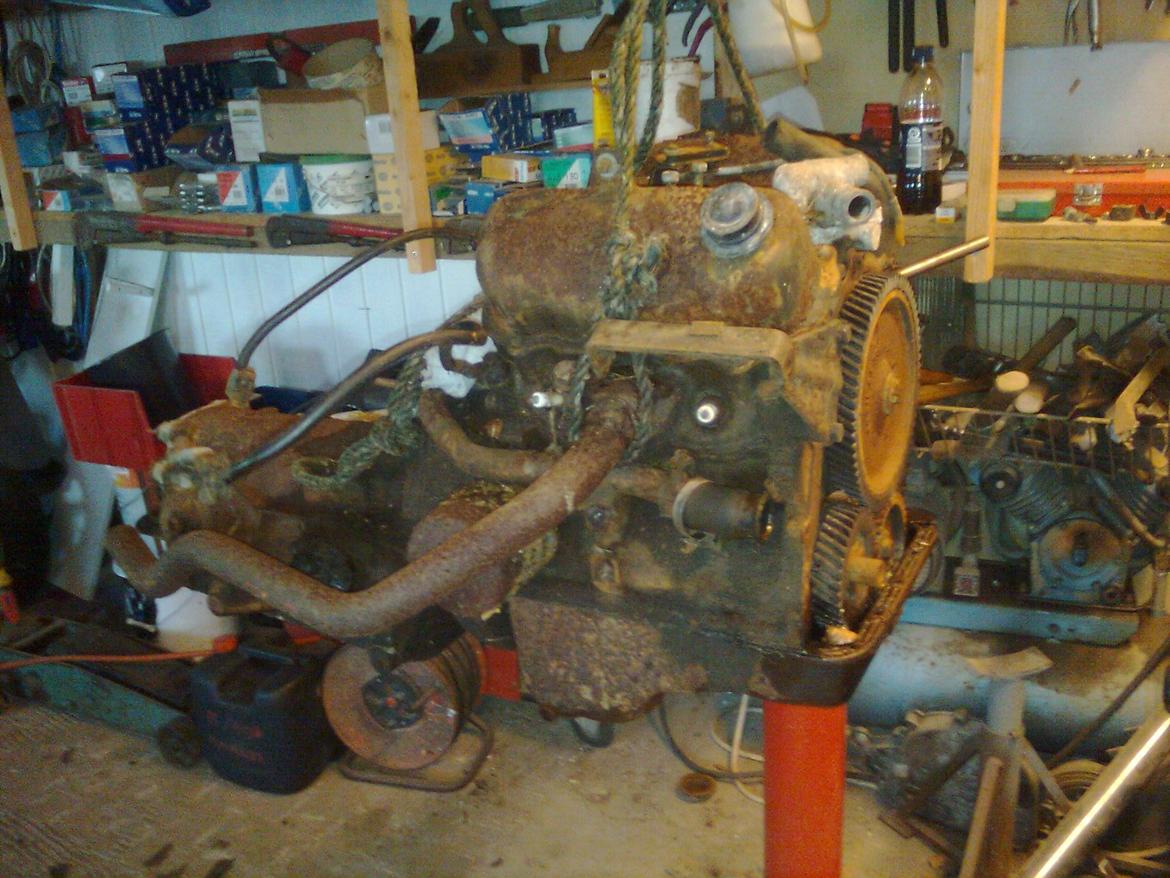 Veteran - Vinterprojekt. Ford V4 motor, der har stået ude i naturen i 20 år. Den kan stadig dreje rundt billede 12