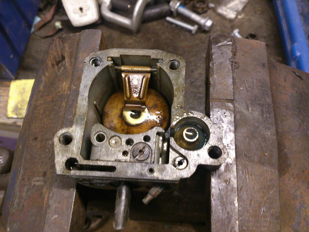 1961 Hillman Minx projekt - Accelerationspumpen havde sat sig fast; det tog lidt tid at overtale den til at slippe inden den blev renset igen virkede. billede 58