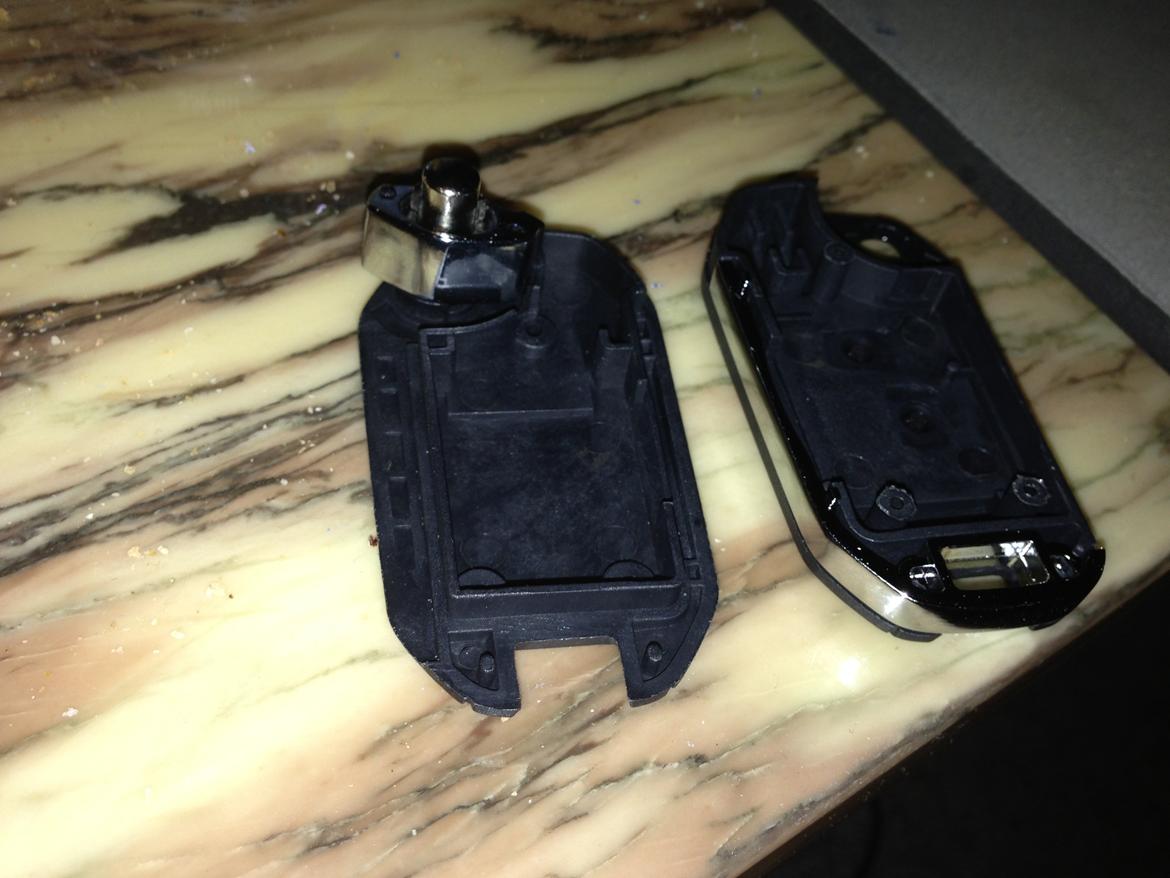 Peugeot 206 til 508 klap nøgle ombygning - Så åbnes den nye nøgle så den er klar til delene fra den orginale billede 3