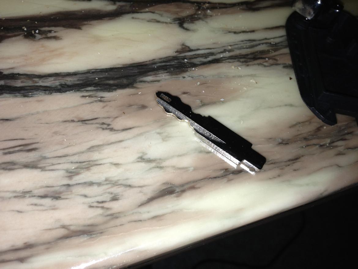 Peugeot 206 til 508 klap nøgle ombygning - Først skæres det nye nøgleblad, så det passer til det orginale billede 2