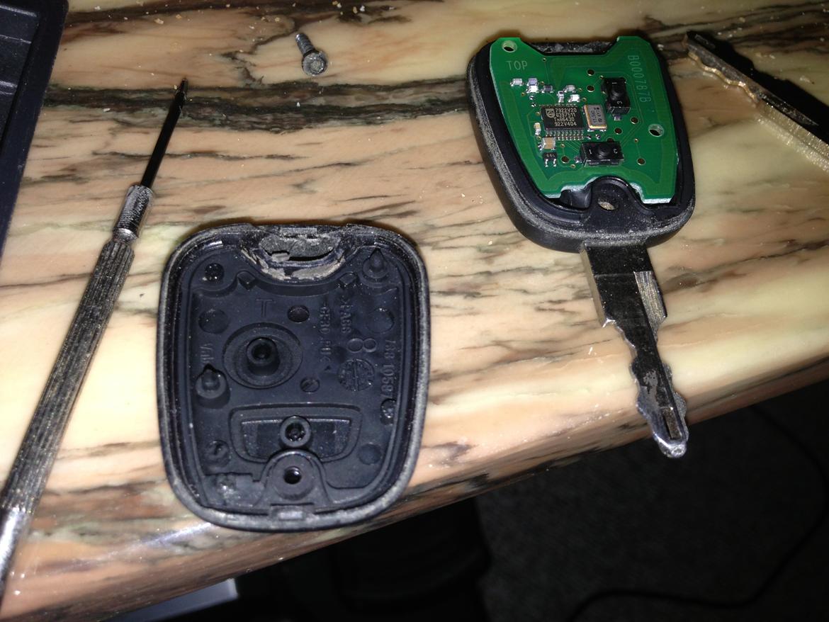 Peugeot 206 til 508 klap nøgle ombygning - Den orginale nøgle åbnes og fjernbetjeningsdelen tages ud billede 5