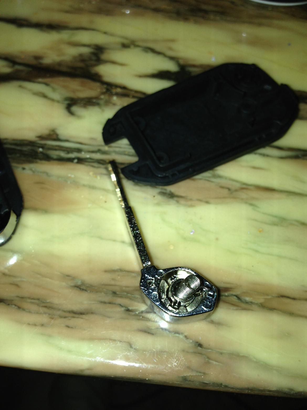 Peugeot 206 til 508 klap nøgle ombygning - Nøglebladet fastgøres med den tilhørende rørstift billede 8