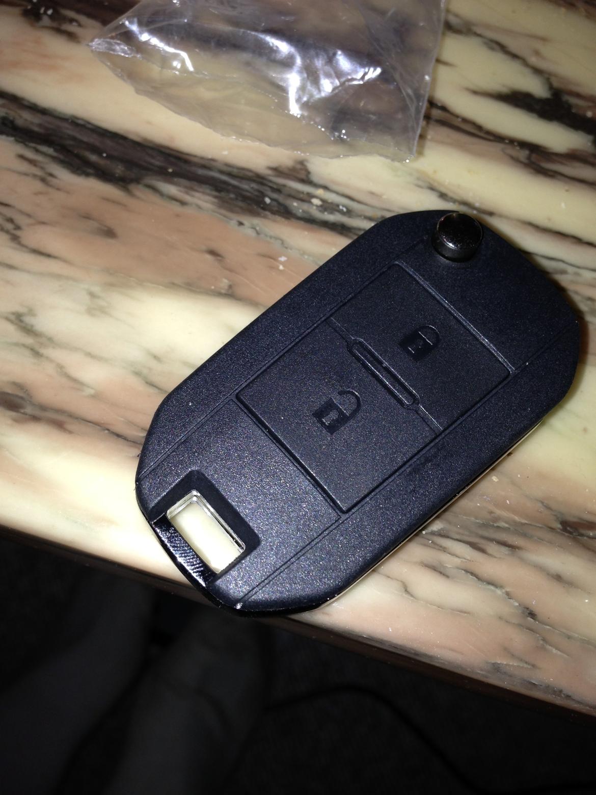 Peugeot 206 til 508 klap nøgle ombygning - Fjederen spændes så op )kan være lidt tricky) og låget monteres på nøglen  billede 9