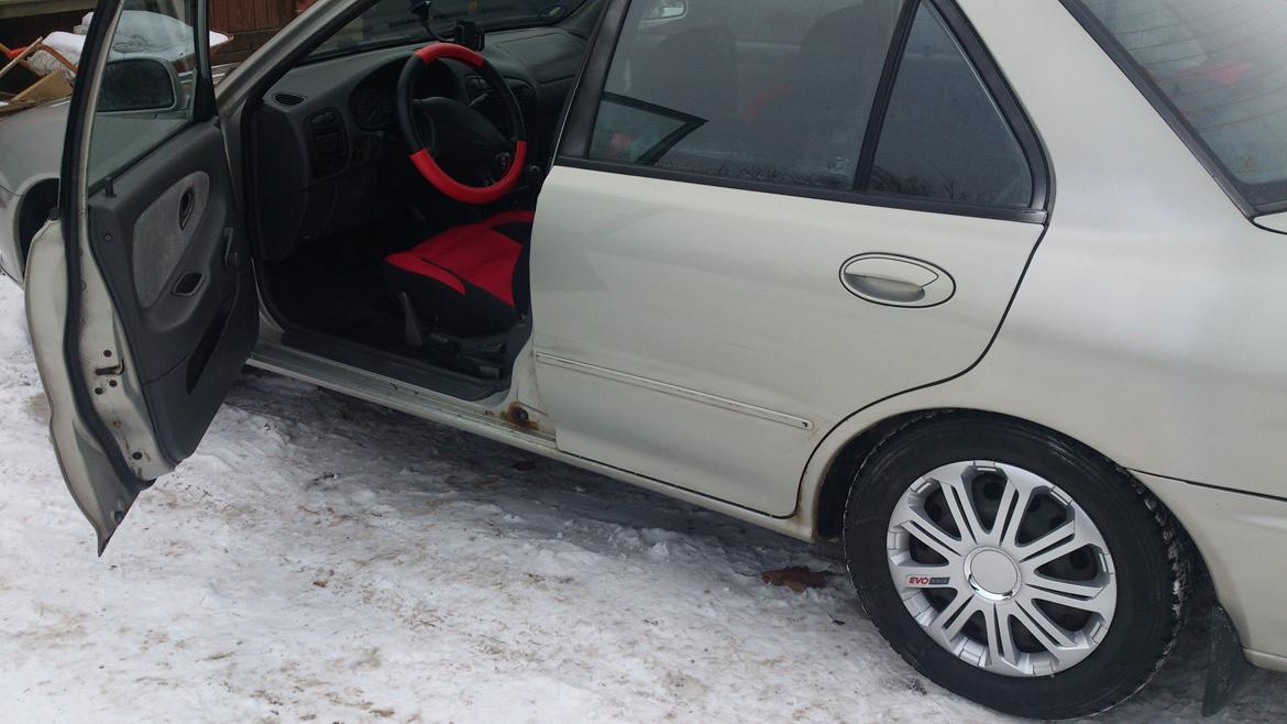 Morfar bil til piiiiimp ;) - lidt rust ... meeen, håber på at kunne låne lift og værksted når kæresten får smidt sin corsa på sommerplader igen ;D billede 6