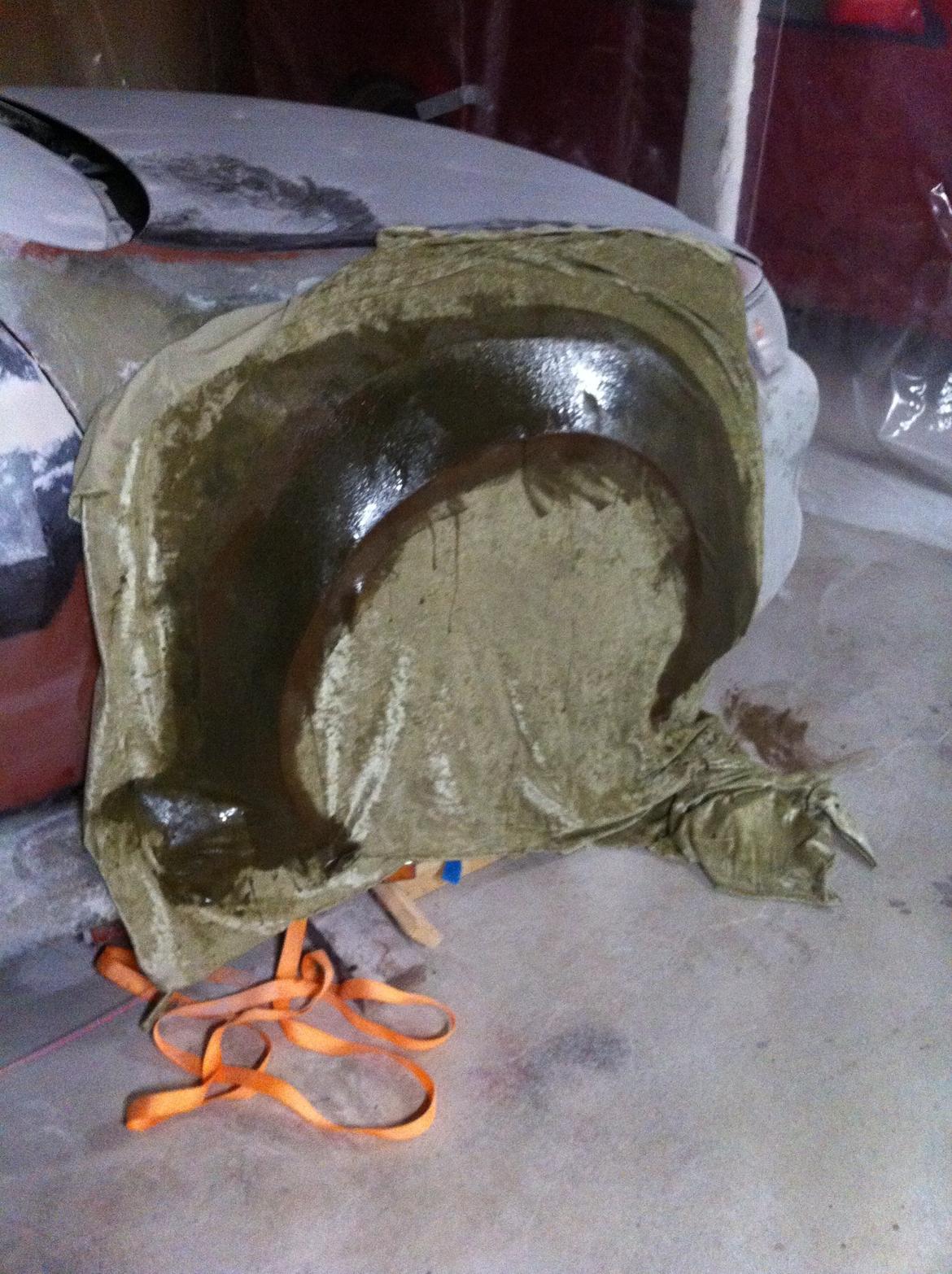 Carina E-xtreme - Jeg måtte selv opfinde en metode, så det blev en skabelon spændt på hjulet, med stof trukket ud over med polyester, glasfiber osv. Så skulle de også kunne blive ens på begge sider billede 21