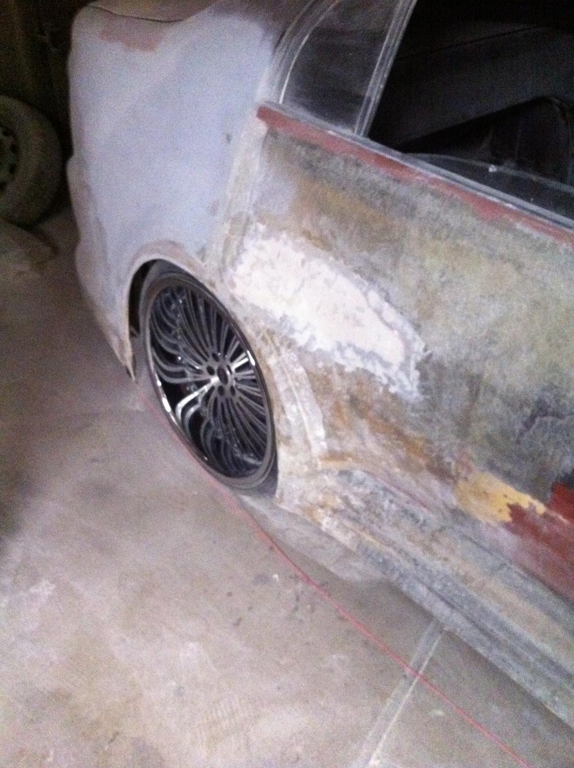 Carina E-xtreme - Og her bagfælgene... Det blev til MÔZ 8,5 0g 10x20.
Her er "finnerne" på bagdørene også fjernet billede 23