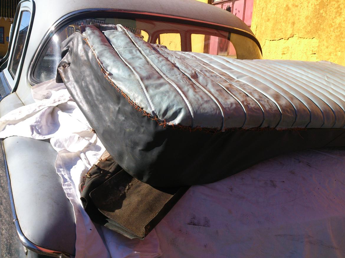1961 Hillman Minx projekt - Indtil at vinylen i den korrekte farve bliver fundet er forsædet groft syet sammen der hvor fugten havde angrebet billede 66